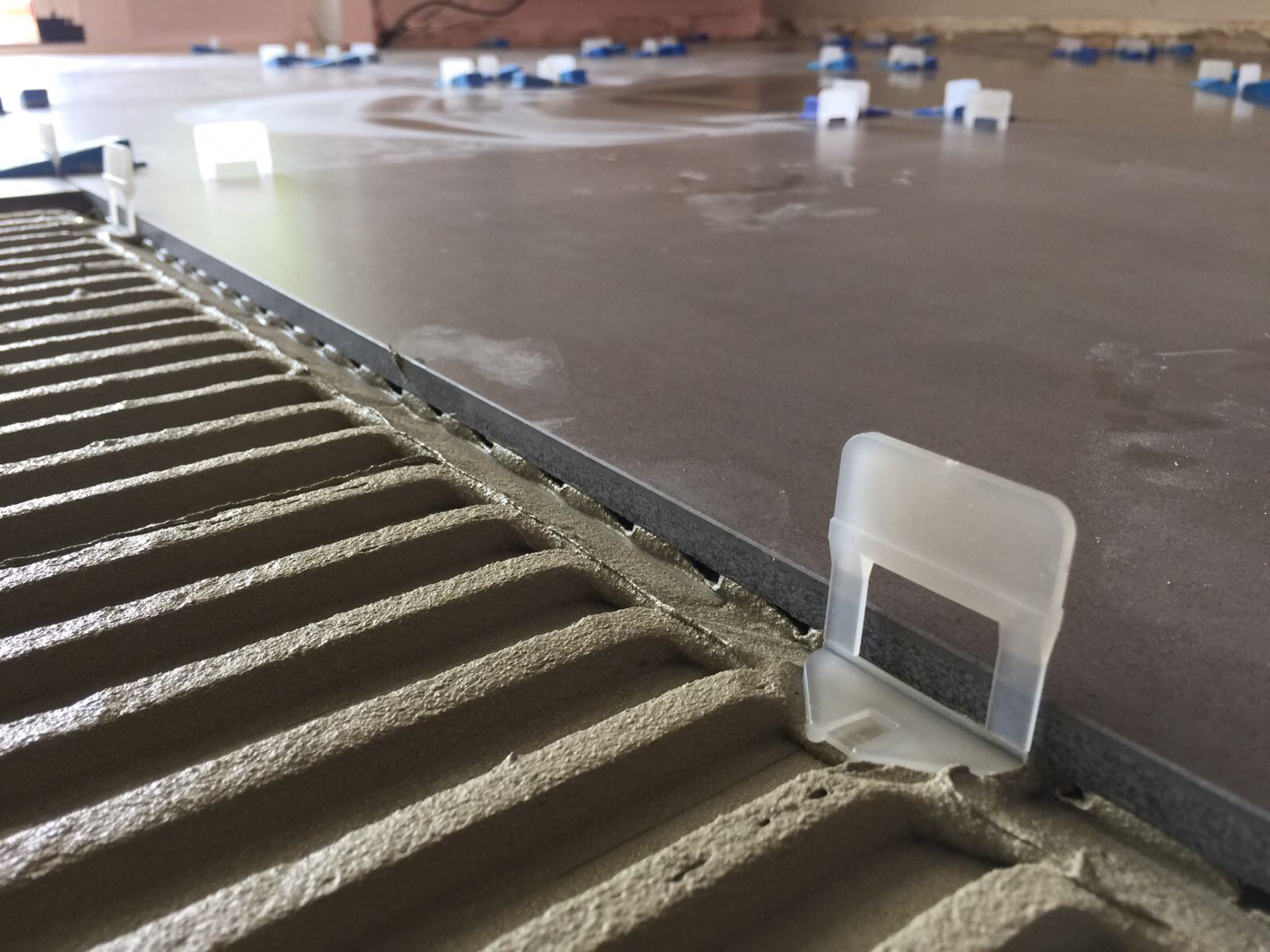 Nivelliersystem 0,5 mm Basis-Set 100 Laschen + 100 Keile + Metallzange Nivelliersystem 0,5 mm 2000x Laschen